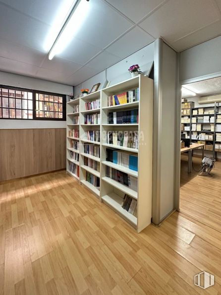 Local en venta en Calle San Ildefonso, Centro, Madrid, 28012 con estantería, ventana, estante, estantería, edificio, madera, publicación, suelos, suelo y libro alrededor