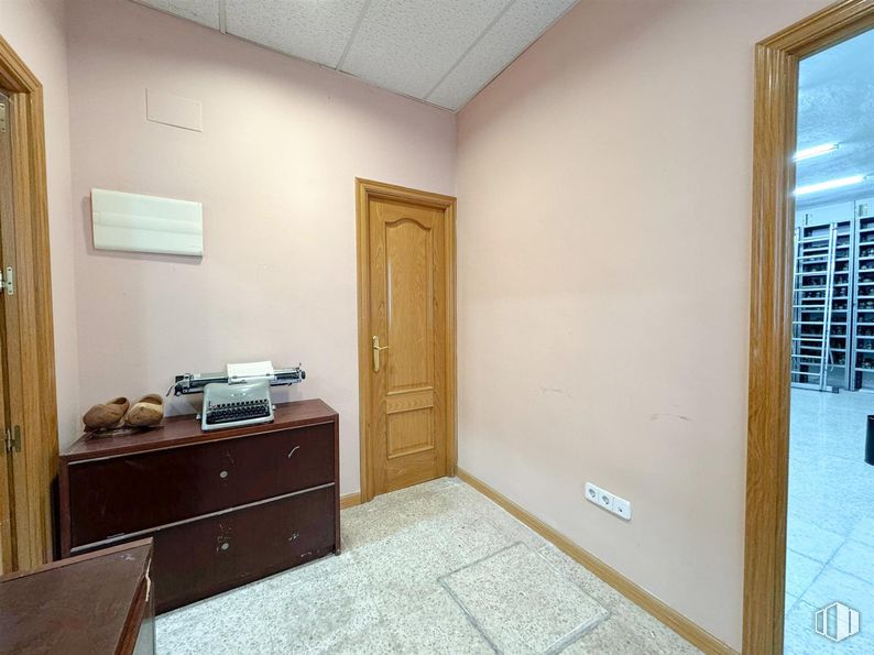 Local en venta en Calle Pedro Rogel, 4, Tetuán, Madrid, 28039 con puerta, cajonera, ebanistería, cajón, edificio, madera, suelos, suelo, accesorio y tinte para madera alrededor