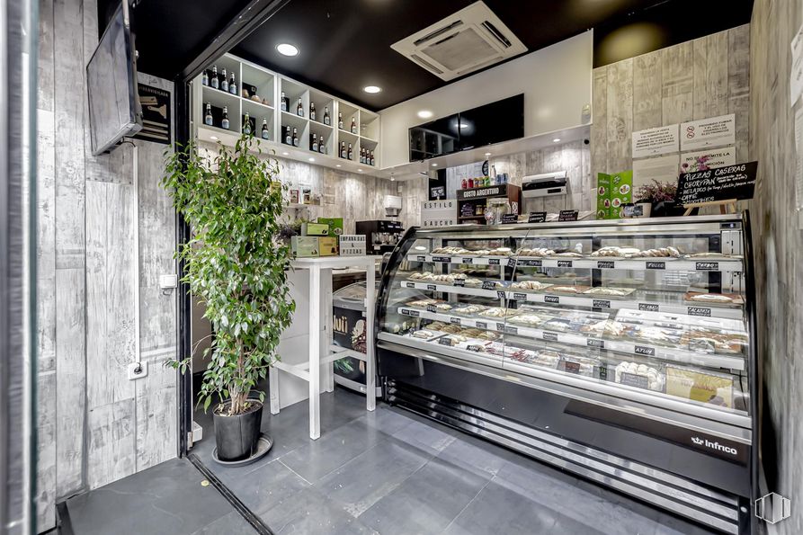 Local en alquiler y venta en Calle José Abascal, Chamberí, Madrid, 28003 con planta de interior, estante, planta, maceta, alumbrado, interiorismo, estantería, suelo, suelos y edificio alrededor