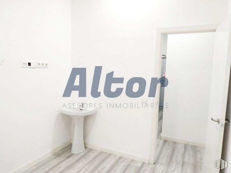 Local en alquiler y venta en Calle Gaztambide, Chamberí, Madrid, 28015 con accesorio, puerta, madera, suelos, fuente, edificio, madera dura, ventana, marca y habitación alrededor