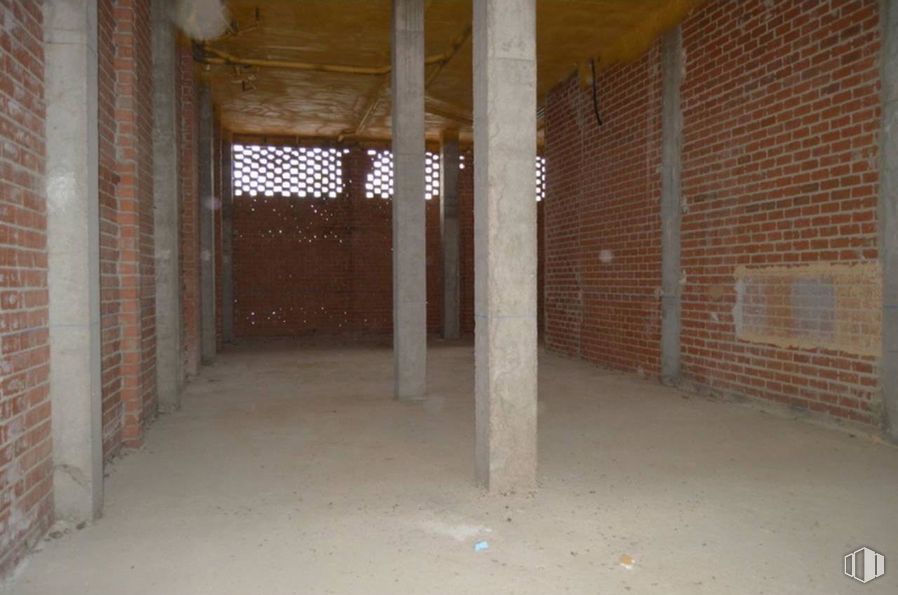 Retail for sale at Avenida Río Guadarrama, Toledo, 45007 with wood, floor, flooring, brickwork, brick, composite material, building material, ceiling, concrete and building around