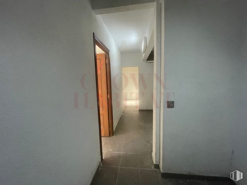 Nave en alquiler en Calle Moraleja de Enmedio, 10, Móstoles, Madrid, 28938 con puerta, accesorio, edificio, madera, casa, asa, suelo, techo, material compuesto y yeso alrededor