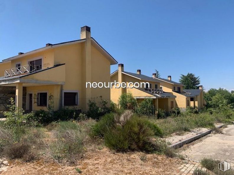 Land for sale at Casco urbano, Navalperal de Pinares, Ávila, 05240 with house, sky, plant, window, ecoregion, building, tree, land lot, cottage and landscape around