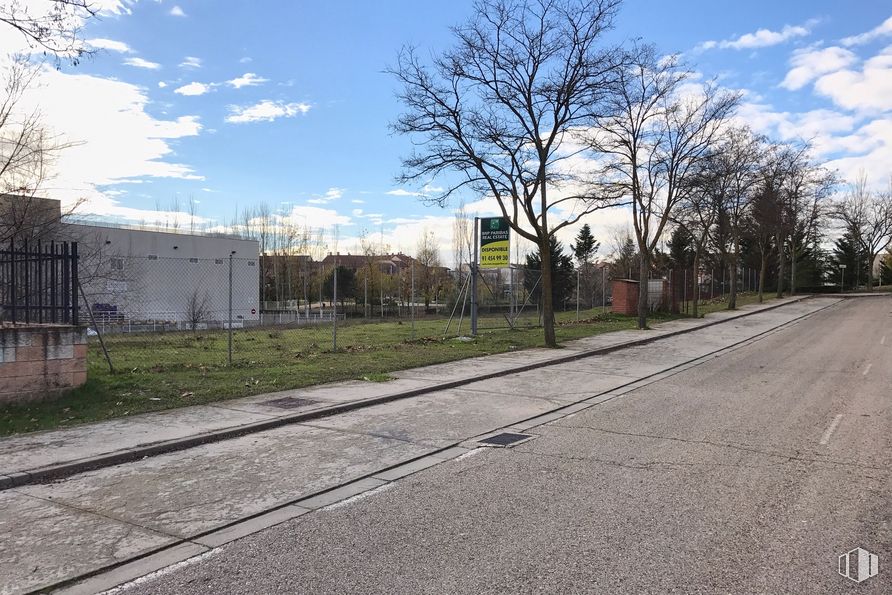 Suelo en venta en Calle Vía Ferrocarril, 13, Navalcarnero, Madrid, 28600 con edificio, nube, cielo, planta, rama, árbol, superficie de carretera, asfalto, lote de tierra y luz solar alrededor