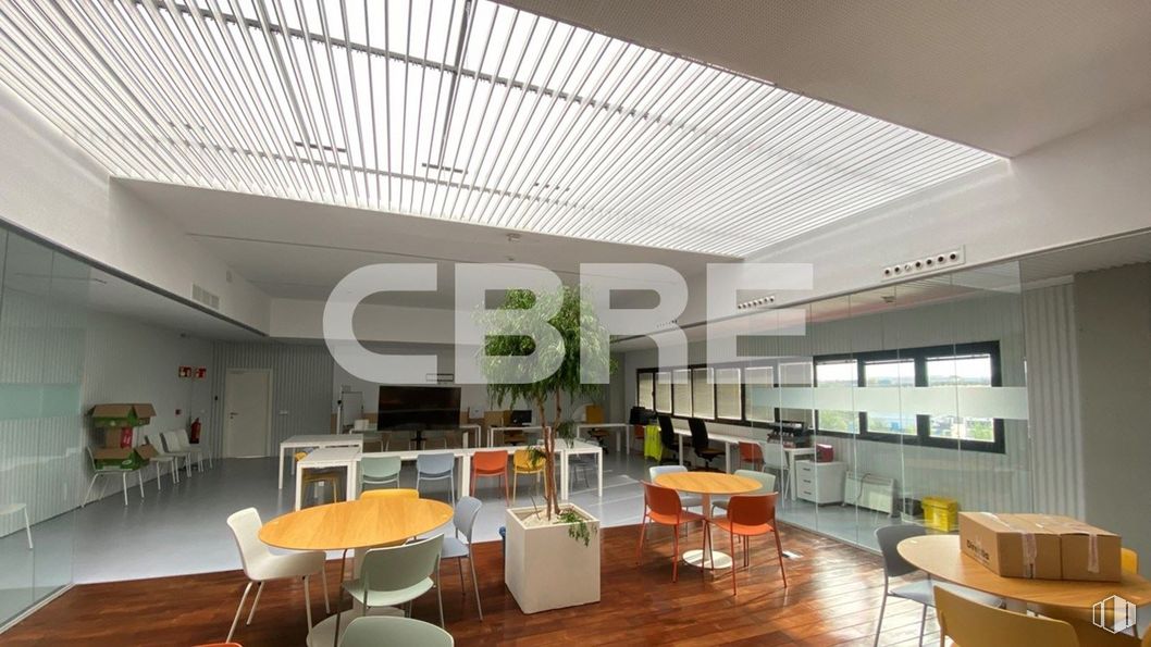 Nave en alquiler en Pol. Ind. La Explanada, Yeles, Toledo, 45220 con mesa, silla, mueble, arquitectura, interiorismo, suelos, edificio, accesorio, inmobiliario y techo alrededor