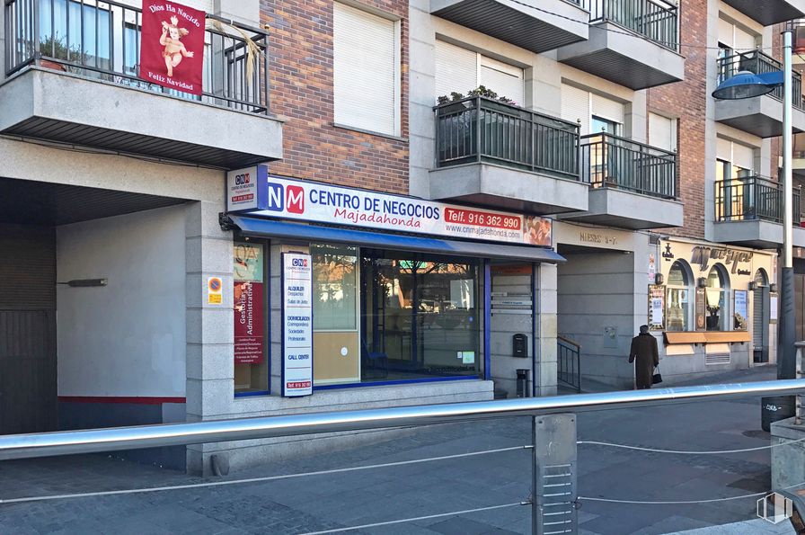 Retail for rent at Calle Mieses, 5, Majadahonda, Madrid, 28220 with window, building, fixture, door, neighbourhood, facade, gas, font, city and street around