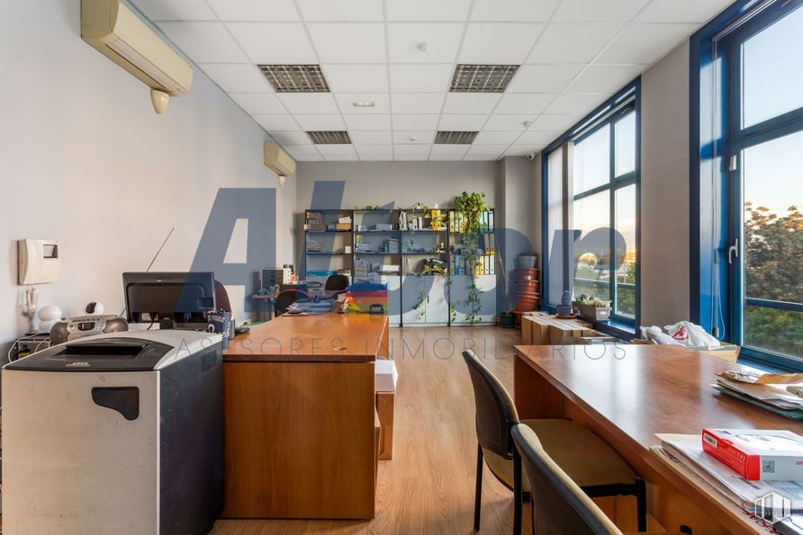 Office for sale at Calle Arroyo Bueno, Villaverde, Madrid, 28021 with desk, person, chair, property, furniture, table, building, cabinetry, interior design and wood around