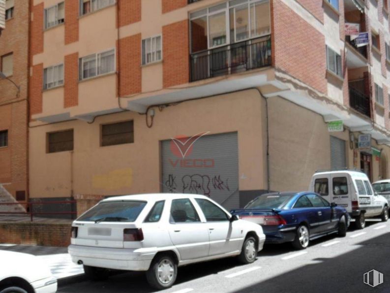 Retail for sale & for rent at Zona Los Tiradores, Cuenca, 16001 with car, tire, building, automotive parking light, wheel, land vehicle, vehicle, window, automotive side marker light and vehicle registration plate around