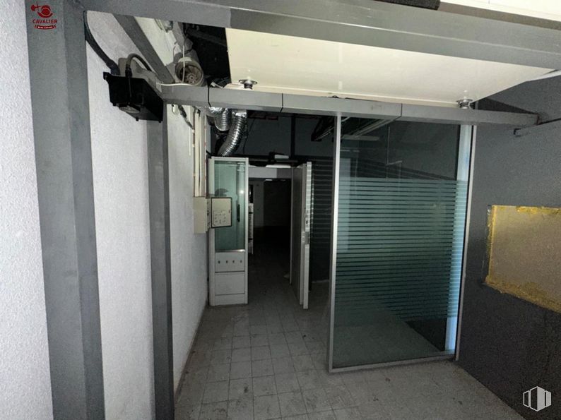 Retail for rent at Zona centro, Guadarrama, Madrid, 28440 with door, fixture, building, flooring, glass, composite material, ceiling, aluminium, city and transparency around