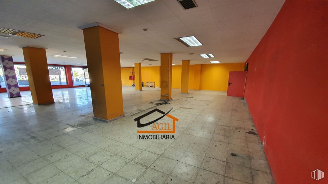 Retail for rent at Avenida Juan Carlos I, Leganés, Madrid, 28912 with property, fixture, interior design, hall, floor, flooring, wall, tile flooring, real estate and ceiling around