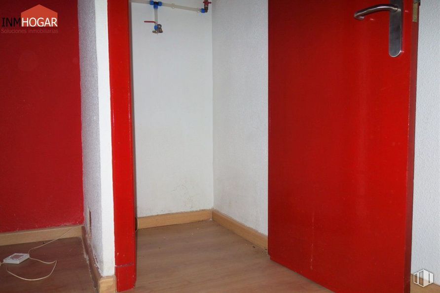 Retail for sale & for rent at Calle Doctor Fleming, 22, Ávila, 05001 with door handle, door, property, fixture, paint, wood, floor, flooring, wall and red around