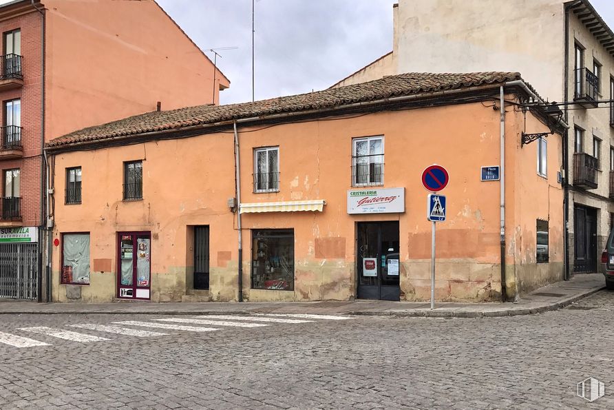 Retail for sale at Plaza Rollo, 29, Ávila, 05002 with building, window, sky, door, infrastructure, fixture, road surface, house, street light and wall around