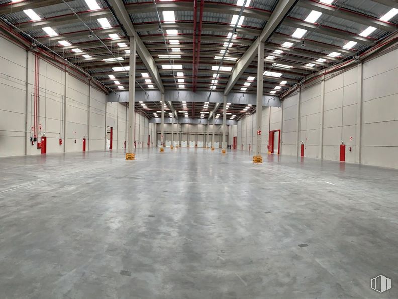 Industrial for rent at Prologis Park Camarma, Zona empresarial, Camarma de Esteruelas, Madrid, 28816 with floor, flooring, ceiling, composite material, warehouse, concrete, metal, hall, building material and fluorescent lamp around