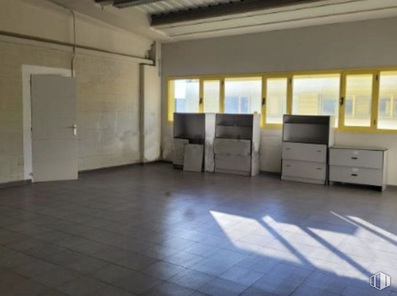 Industrial for sale at Calle Laguna del Marquesado, Villaverde, Madrid, 28021 with door, chest of drawers, furniture, home appliance, building, fixture, flooring, floor, hall and wood around