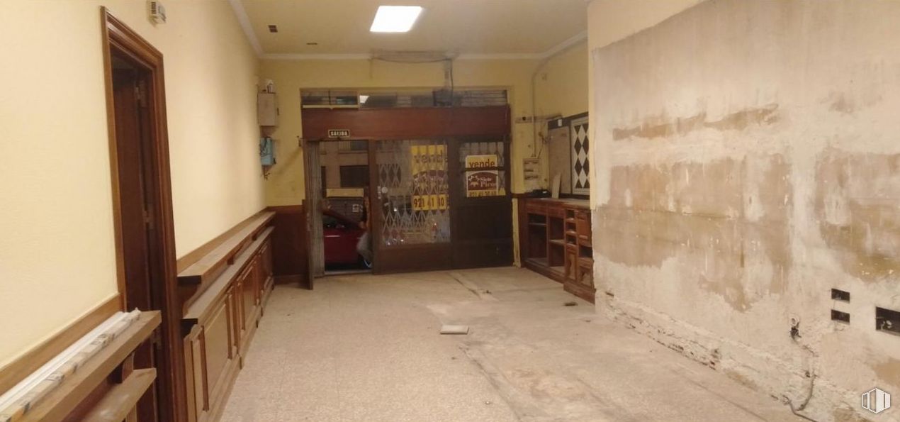 Retail for rent at Paseo Ezequiel González, Segovia, 40002 with cabinetry, door, wood, fixture, floor, flooring, hall, shelf, building and shelving around