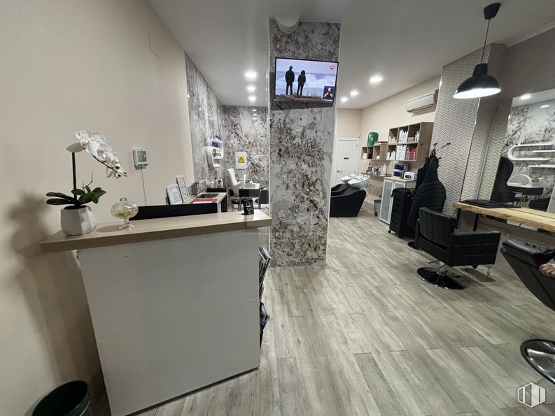 Retail for rent at Calle Campo Estrella, Fuencarral - El Pardo, Madrid, 28050 with light fixture, lighting, houseplant, interior design, flooring, furniture, floor, beauty salon, chair and barber chair around