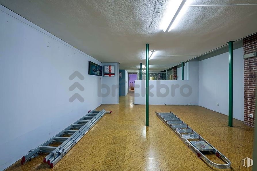 Retail for sale at Calle Gerardo de Diego, 1, Puente de Vallecas, Madrid, 28038 with building, hall, house, flooring, floor, interior design, fixture, real estate, ceiling and wood around