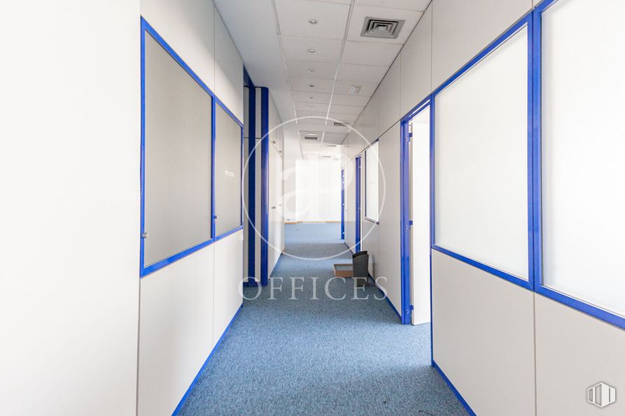 Oficina en alquiler en Avenida Industria, Alcobendas, Madrid, 28108 con edificio, accesorio, arquitectura, interiorismo, puerta, silla, techo, azul eléctrico, suelos y simetría alrededor