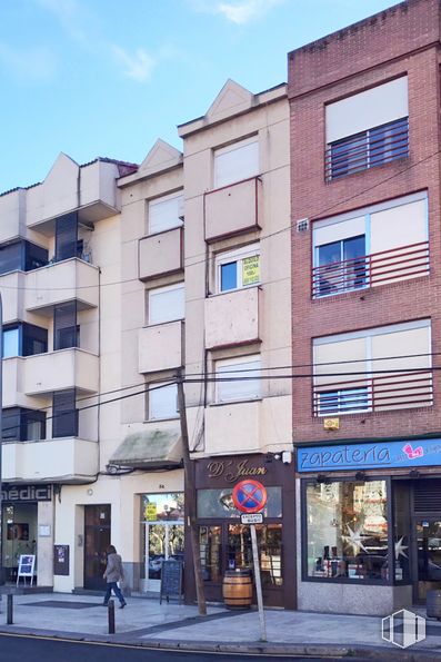 Local en alquiler en Calle Doctor Calero, 34, Majadahonda, Madrid, 28220 con ventana, edificio, madera, rectángulo, diseño urbano, condominio, bloque de pisos, propiedad material, vía muerta y fachada alrededor