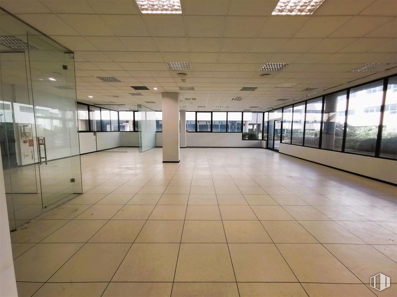 Retail for rent at Edificio 2 (24-A), Calle Casas Miravete, 22 - 24, Villa de Vallecas, Madrid, 28031 with floor, flooring, interior design, ceiling, composite material, commercial building, glass, metal, headquarters and hall around