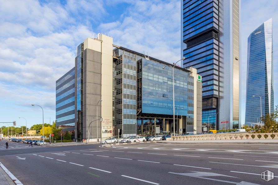 Office for rent at Edificio Castellana Hall, Paseo Castellana, 257, Fuencarral - El Pardo, Madrid, 28046 with building, cloud, sky, daytime, street light, tower block, urban design, condominium, tower and neighbourhood around