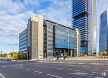 Office for rent at Edificio Castellana Hall, Paseo Castellana, 257, Fuencarral - El Pardo, Madrid, 28046 with building, cloud, sky, daytime, street light, tower block, urban design, condominium, tower and neighbourhood around