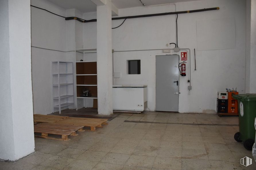 Local en alquiler en Calle Palmas, 14, Móstoles, Madrid, 28938 con mesa de trabajo, contenedor de basura, puerta, interiorismo, madera, suelos, suelo, edificio, accesorio y madera dura alrededor