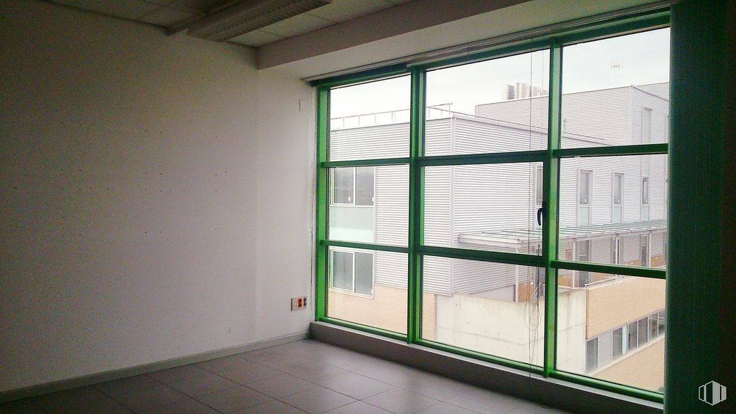 Office for rent at Las Gavias Business Center, Zona Chorillo, Alcalá de Henares, Madrid, 28806 with window, property, fixture, building, shade, wood, interior design, architecture, door and window blind around