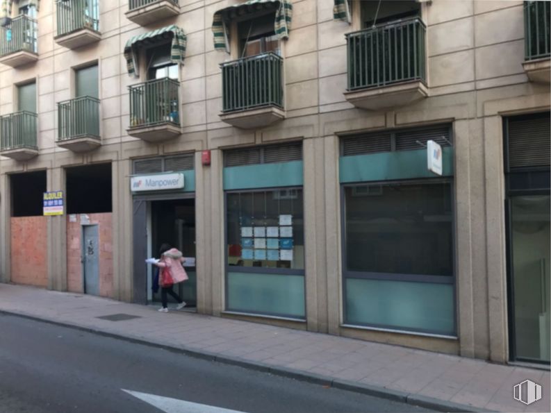 Retail for rent at Calle Doctor Isla, Pinto, Madrid, 28320 with person, window, building, wall, real estate, facade, sidewalk, city, urban design and road around