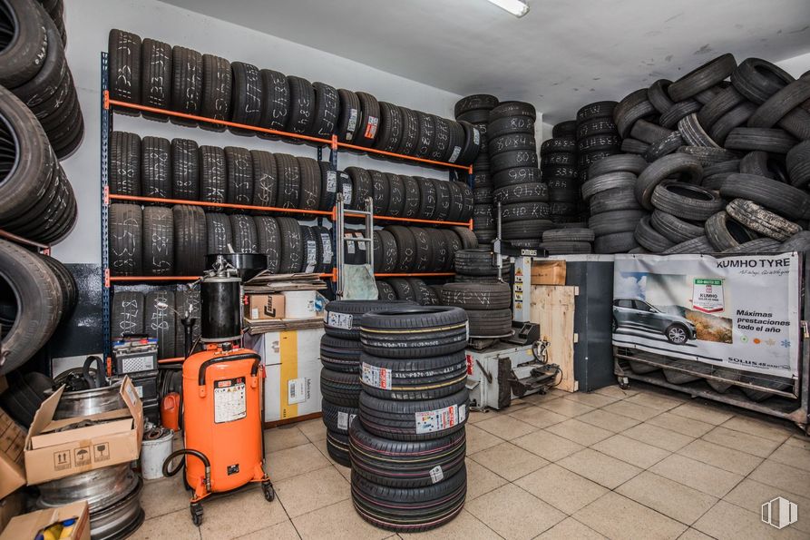 Retail for sale at Calle Manuel Gómez Moreno, Ávila, 05003 with packaged goods, luggage & bags, automotive tire, tread, barrel, gas, winery, shelving, machine and automotive design around