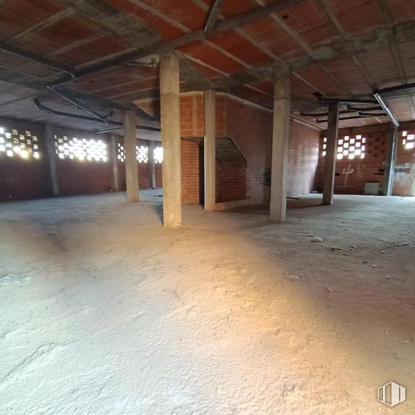 Retail for sale at Avenida San Crispín, Fuensalida, Toledo, 45510 with wood, hall, beam, floor, flooring, house, composite material, hardwood, building and ceiling around