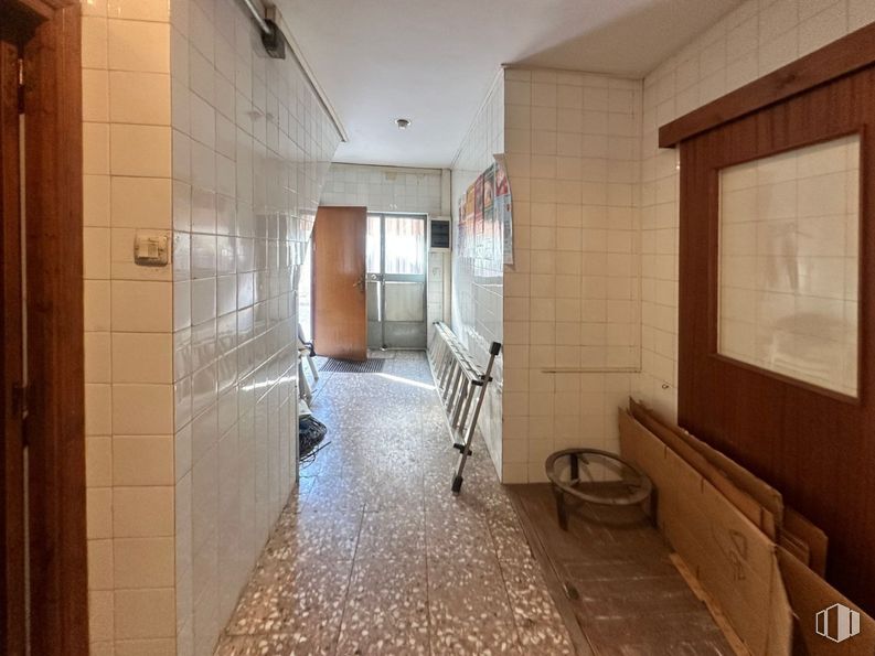 Retail for sale at Calle Santa Teresa, El Hoyo de Pinares, Ávila, 05250 with door, fixture, window, wood, interior design, floor, flooring, hall, picture frame and real estate around