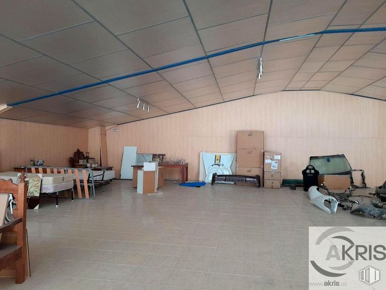 Industrial for sale at Polígono Industrial, Borox, Toledo, 45222 with interior design, flooring, floor, tire, hall, building, wheel, shade, ceiling and event around