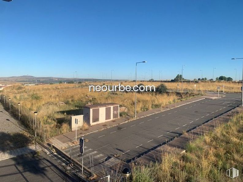 Land for sale at Calle Las Palmas de Gran Canaria, Ávila, 05004 with sky, plant, ecoregion, street light, building, road surface, asphalt, land lot, thoroughfare and plain around