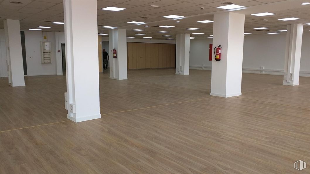 Oficina en alquiler en Calle Albasanz, 75, San Blas - Canillejas, Madrid, 28037 con madera, suelos, accesorio, suelo, material de construcción, propiedad material, hall, suelo laminado, material compuesto y evento alrededor