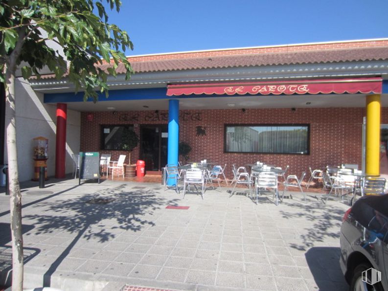 Retail for sale at C.C.Los Arenales, Los Arenales, El Casar, Guadalajara, 19170 with car, tire, building, window, sky, property, shade, architecture, road surface and asphalt around