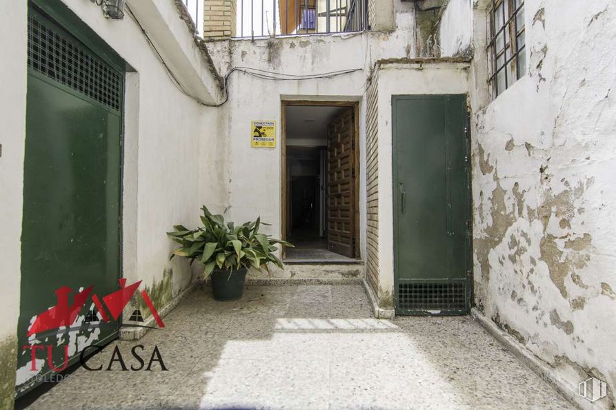 Office for sale at Calle Pozo Amargo, Toledo, 45002 with houseplant, window, door, daytime, property, plant, building, road surface, architecture and neighbourhood around