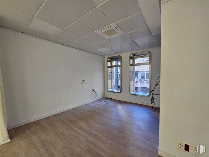 Oficina en alquiler en Calle Orense, 26, Tetuán, Madrid, 28020 con ventana, lámpara, suelos, suelo, madera, techo, interiorismo, suelos de madera, habitación y apartamento alrededor