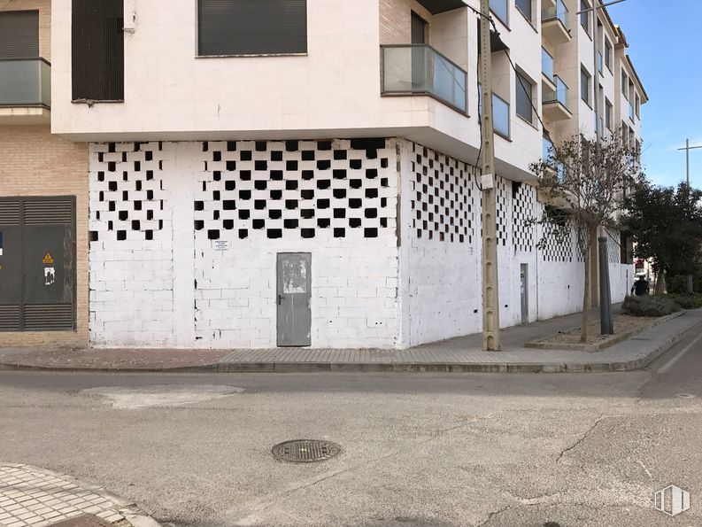 Local en venta en Calle Arrabal San Lázaro, 11, Ocaña, Toledo, 45300 con ventana, edificio, puerta, superficie de la carretera, asfalto, fachada, acera, ciudad, árbol y diseño urbano alrededor