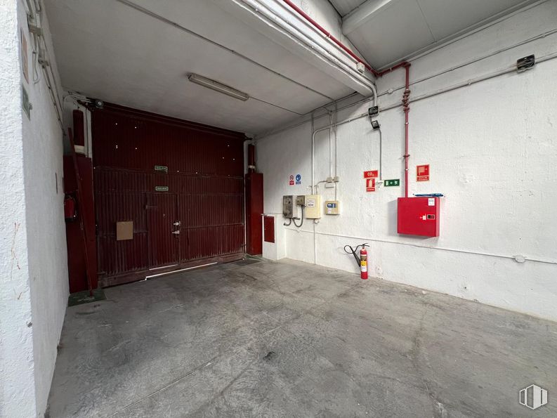 Industrial for sale at Zona Avenida Madrid, Arganda del Rey, Madrid, 28500 with red, floor, composite material, concrete, metal, paint, garage, steel and garage door around