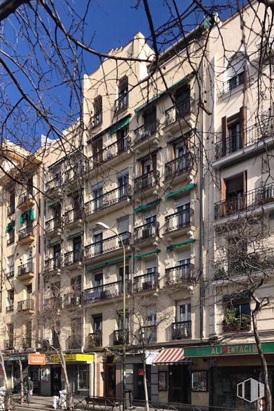 Retail for sale at Calle Vallehermoso, 48, Chamberí, Madrid, 28015 with building, sky, daytime, property, photograph, window, infrastructure, condominium, tower block and urban design around