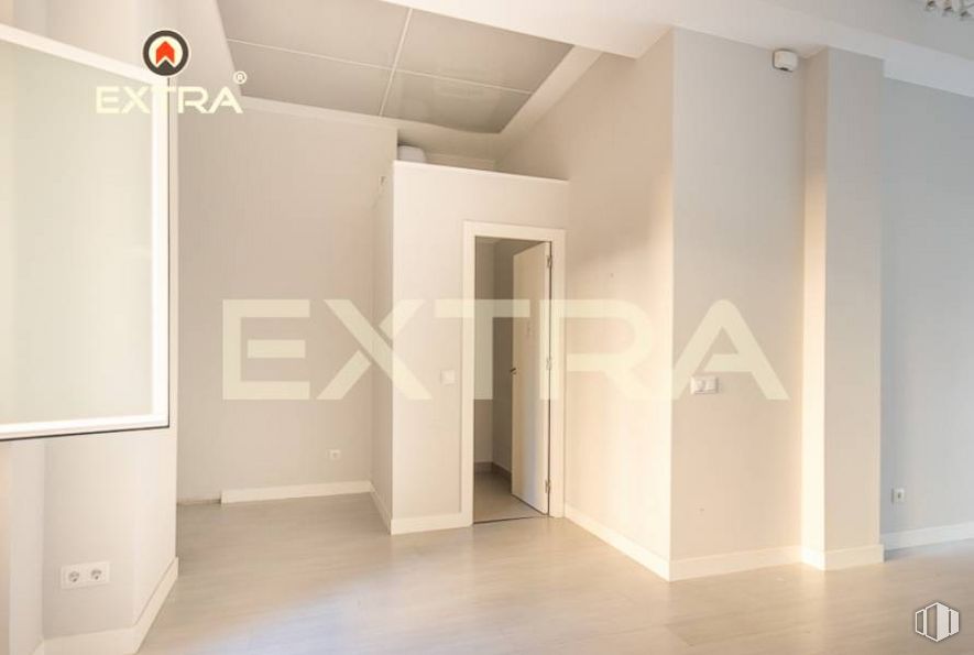 Retail for sale & for rent at Plaza San Amaro, Tetuán, Madrid, 28020 with property, interior design, fixture, wood, floor, flooring, hall, automotive exterior, ceiling and space around