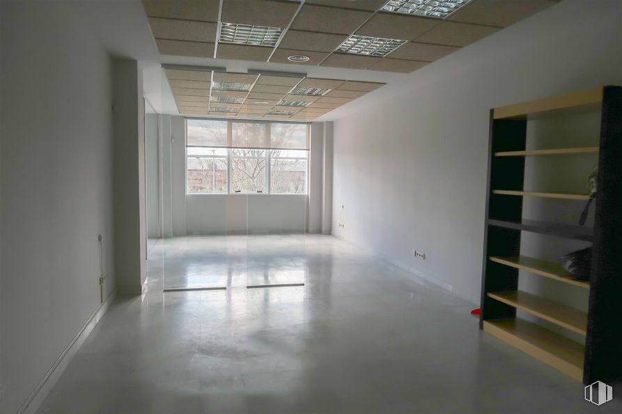 Oficina en alquiler y venta en Calle Chile, Las Rozas de Madrid, Madrid, 28290 con estantería, ventana, suelos, suelo, pared, madera, techo, interiorismo, alumbrado y material compuesto alrededor