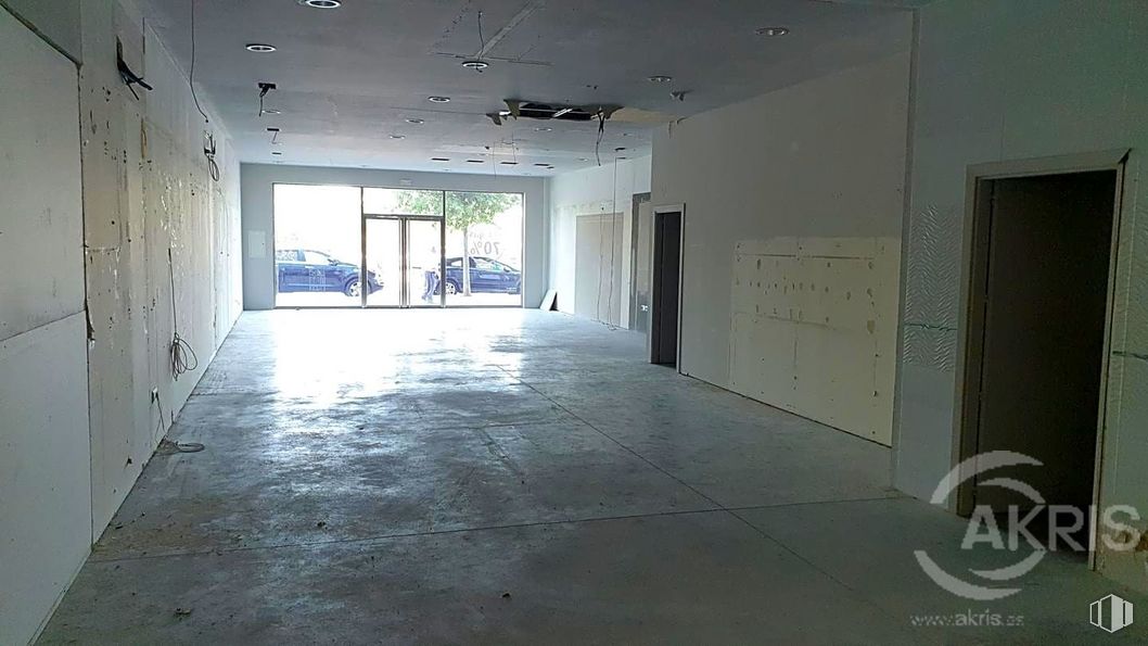 Retail for sale & for rent at Bulevar, Avenida Europa, Toledo, 45003 with property, fixture, door, interior design, flooring, building, hall, floor, real estate and space around