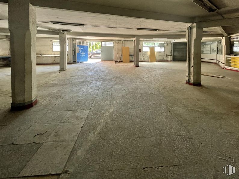 Local en venta en Calle Real, 112, San Sebastián de los Reyes, Madrid, 28700 con accesorio, suelos, superficie de la carretera, suelo, material de construcción, ciudad, asfalto, aparcamiento, material compuesto y gas alrededor