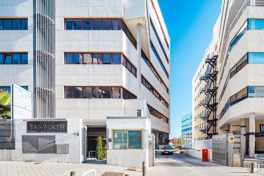 Oficina en alquiler en María Tubau, Calle María Tubau, 3, Fuencarral - El Pardo, Madrid, 28050 con edificio, día, propiedad, ventana, diseño urbano, torre, cielo, bloque de torre, fachada y área residencial alrededor