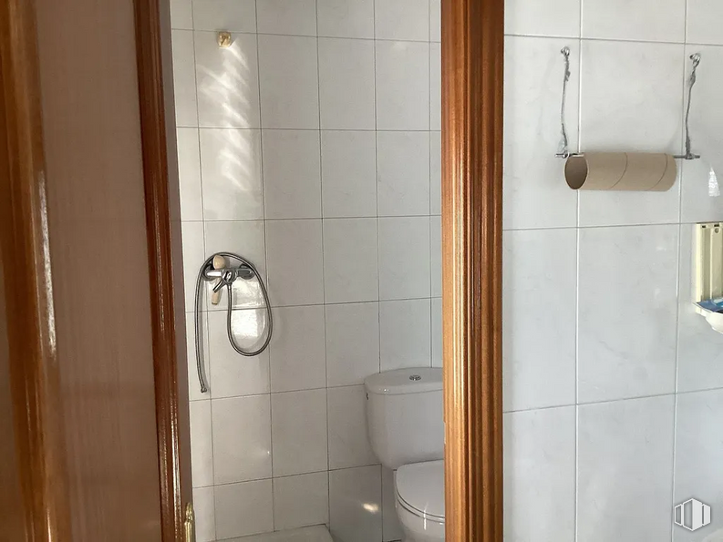 Industrial for rent at Calle Luis I, Villa de Vallecas, Madrid, 28031 with toilet, brown, plumbing fixture, bathroom, fixture, floor, plumbing, household hardware, glass and flooring around