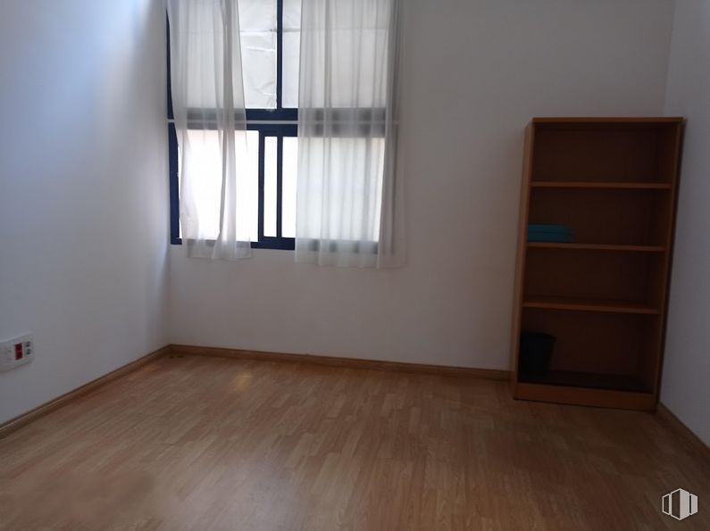 Oficina en alquiler y venta en Edificio Bosque y Payá, Calle Progreso, 2, Getafe, Madrid, 28906 con estantería, ventana, edificio, madera, accesorio, sombra, suelos, suelo, hall y madera dura alrededor