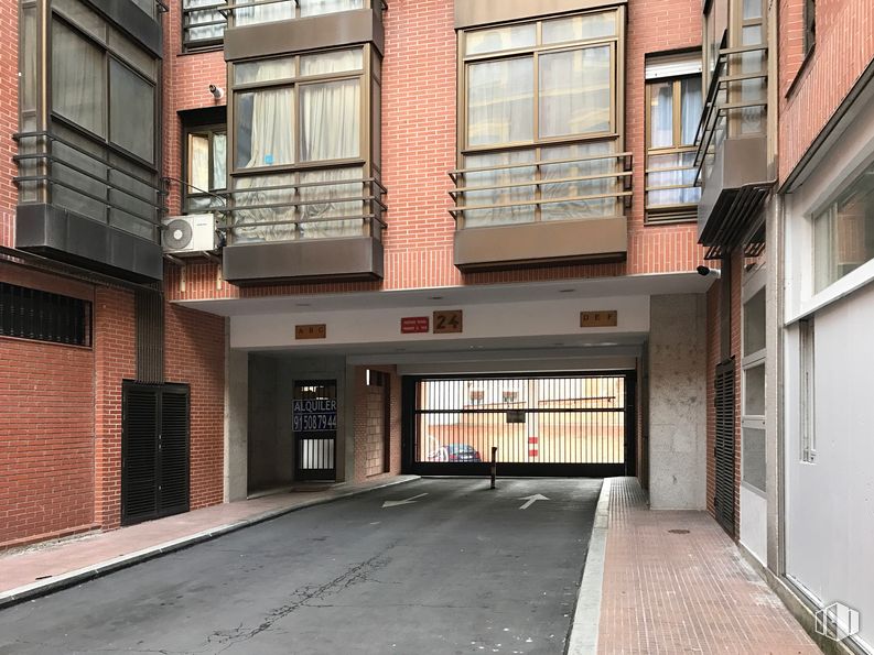 Retail for rent at Calle General Palanca, 24, Arganzuela, Madrid, 28045 with window, building, wood, condominium, brickwork, urban design, brick, neighbourhood, flooring and road surface around