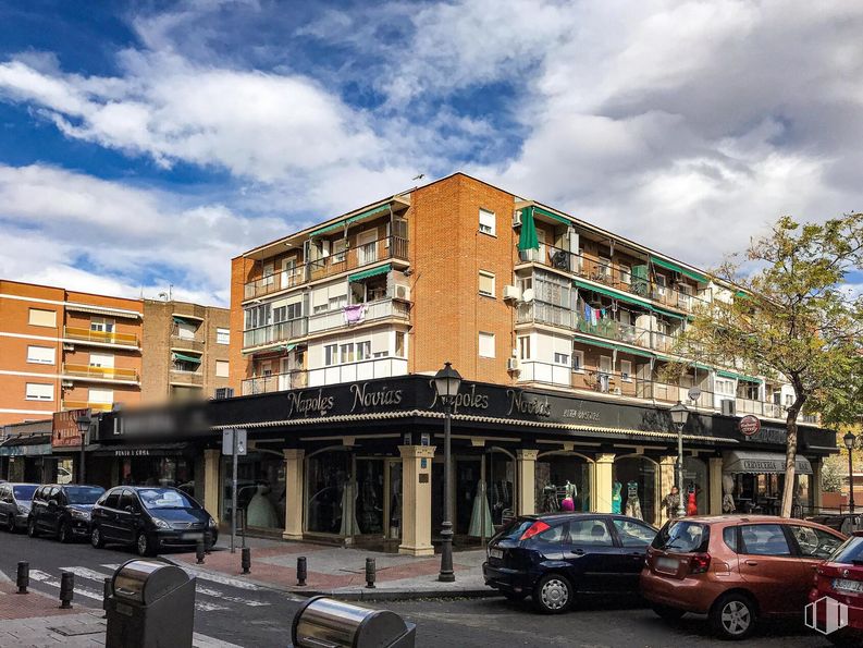 Retail for sale at Plaza Roma, 1, Leganés, Madrid, 28911 with car, building, wheel, tire, cloud, land vehicle, sky, vehicle, urban design and residential area around